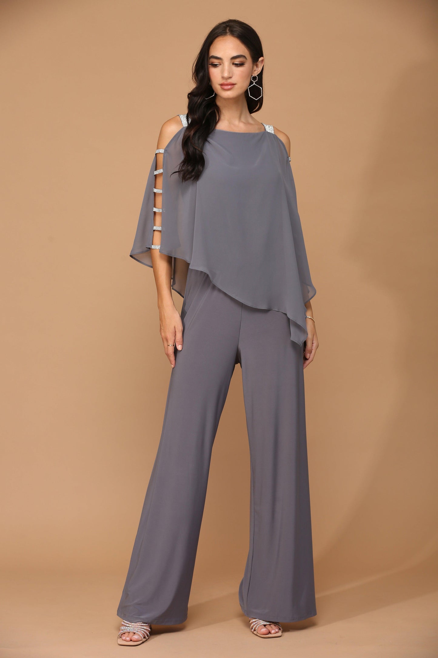 Combinaison Formelle Avec Cape En Chiffon Overlay Et Jersey Extensible Pour Taille Parfaite