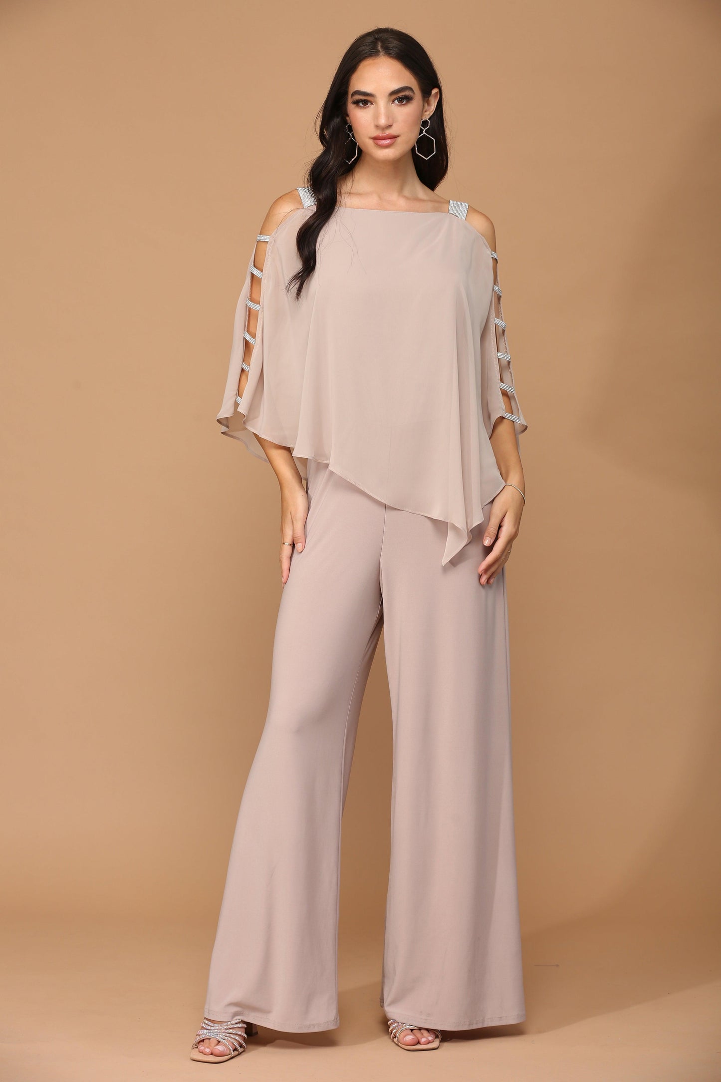Combinaison Formelle Avec Cape En Chiffon Overlay Et Jersey Extensible Pour Taille Parfaite