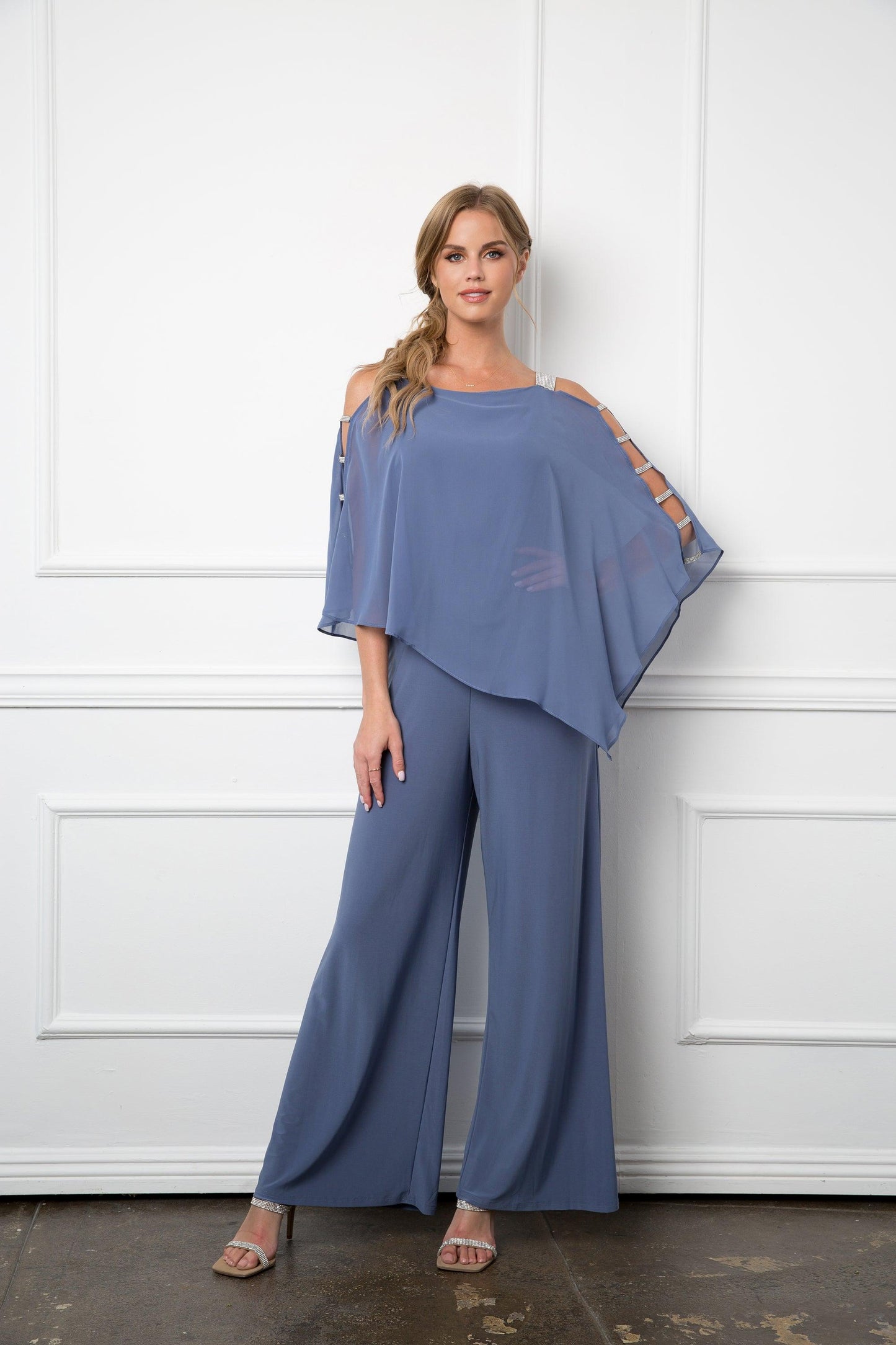Combinaison Formelle Avec Cape En Chiffon Overlay Et Jersey Extensible Pour Taille Parfaite