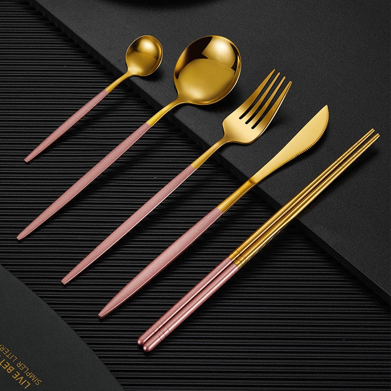 Set de Couverts Moderne en Acier Inoxydable Finis Noir Mat et Or Pour Réceptions Élégantes