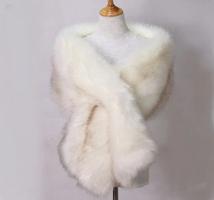 Châle Enveloppant Avec Bordure En Fourrure Pelucheuse Pour Une Élégante Couverture Des Épaules