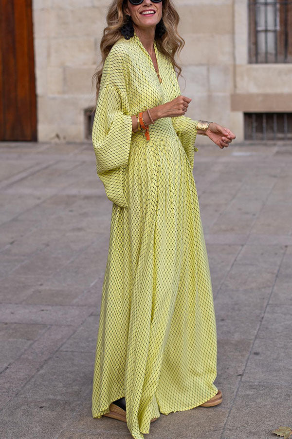 Langes Meredith Kleid mit V-Ausschnitt und figurbetonter Taille