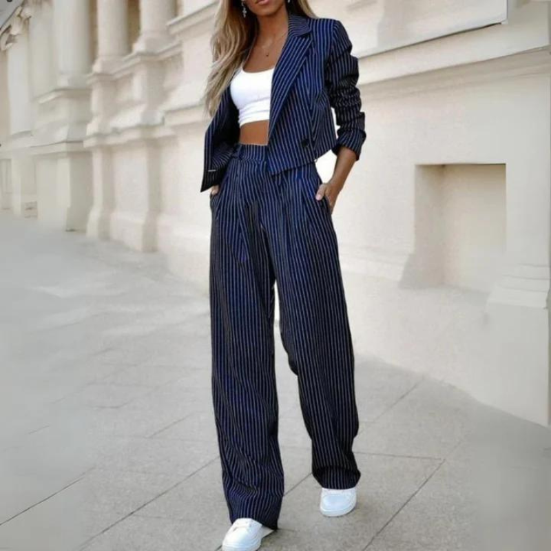 Damenanzug mit Streifen und gerader Hose