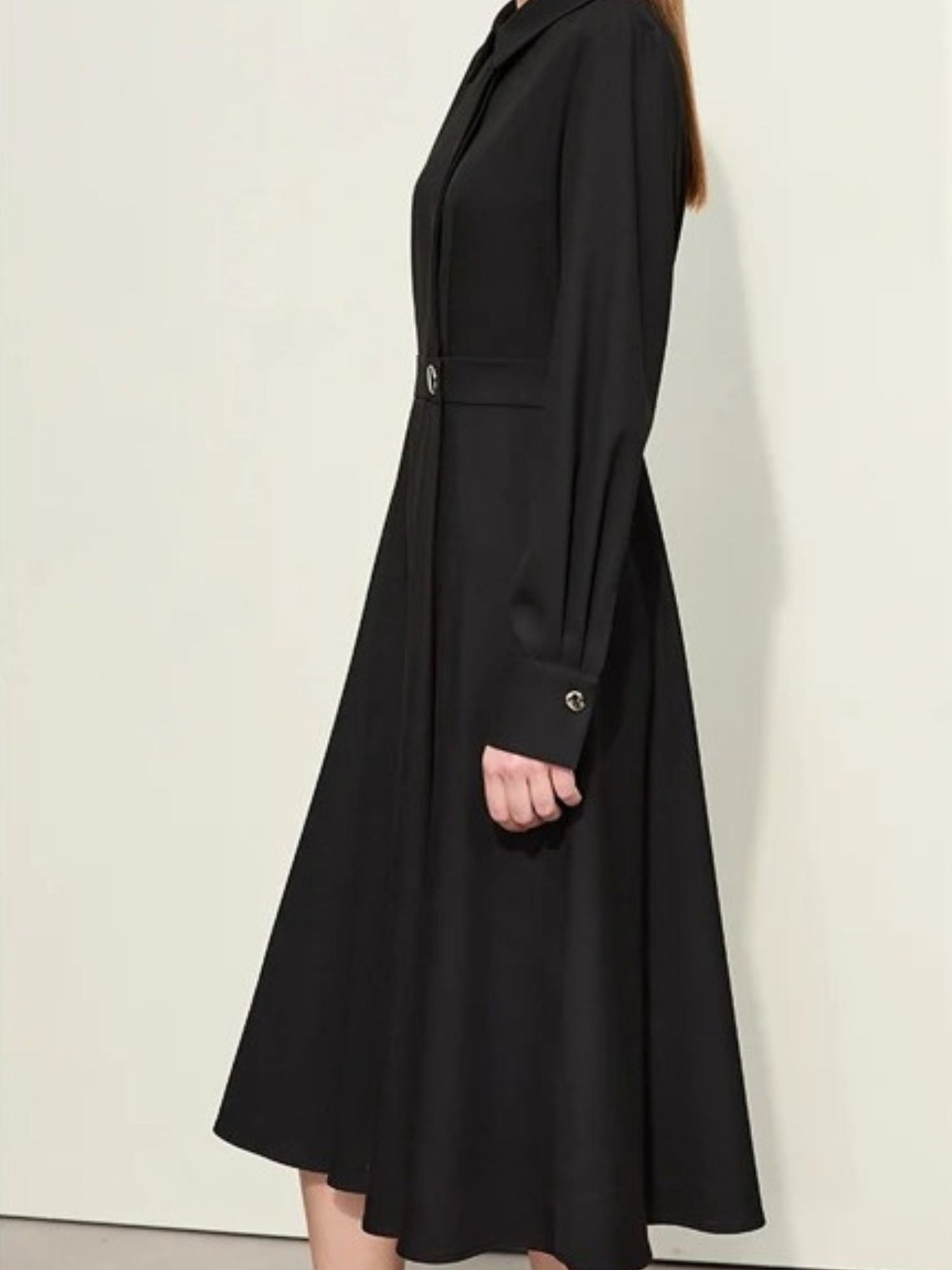 Wadenlanges Kleid mit asymmetrischem Schnitt und Metallgürtelschnalle