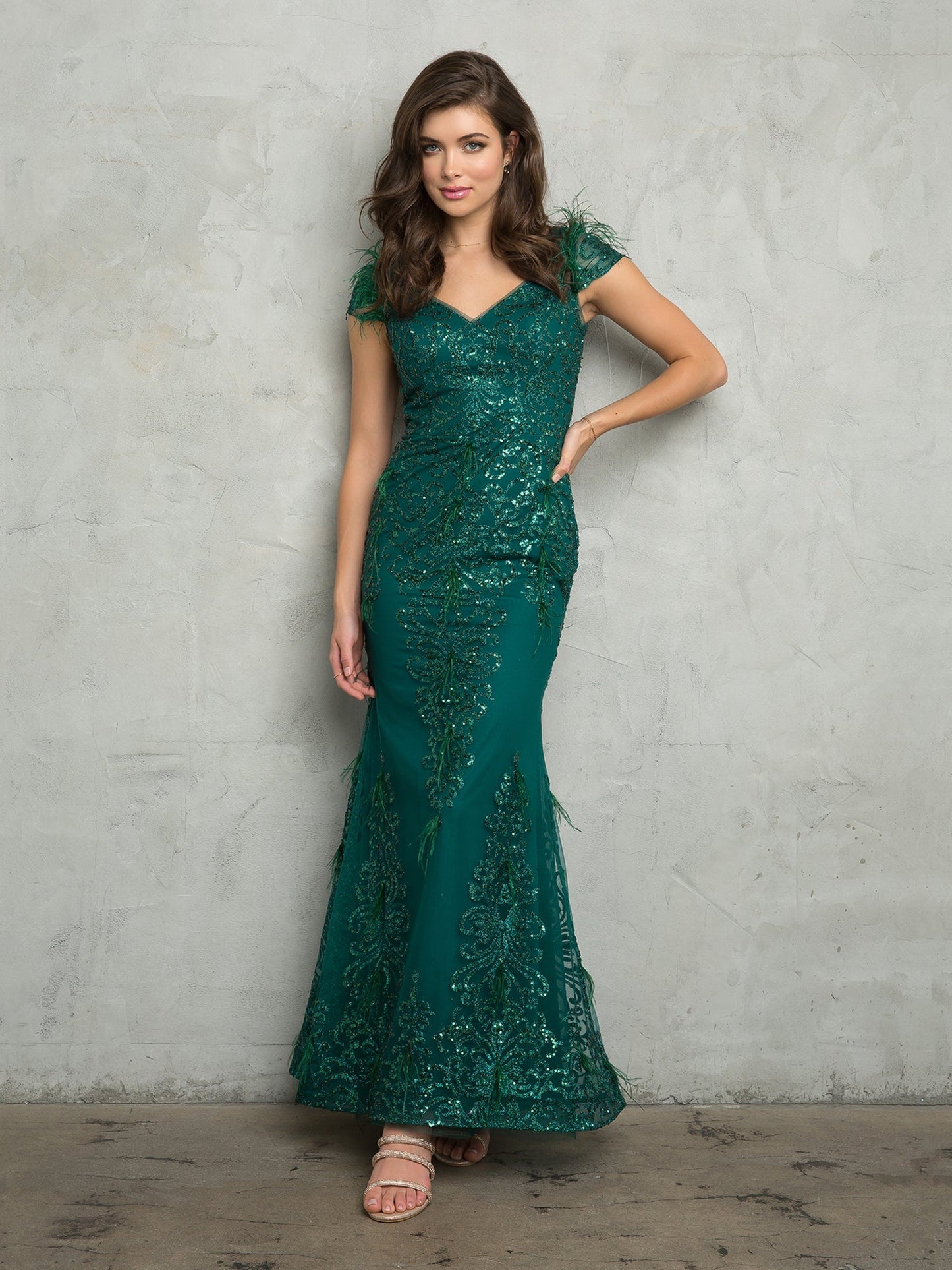 Robe de Soirée Longue Ajustée Brillante Eva Fashion 5264 avec Paillettes et Plumes