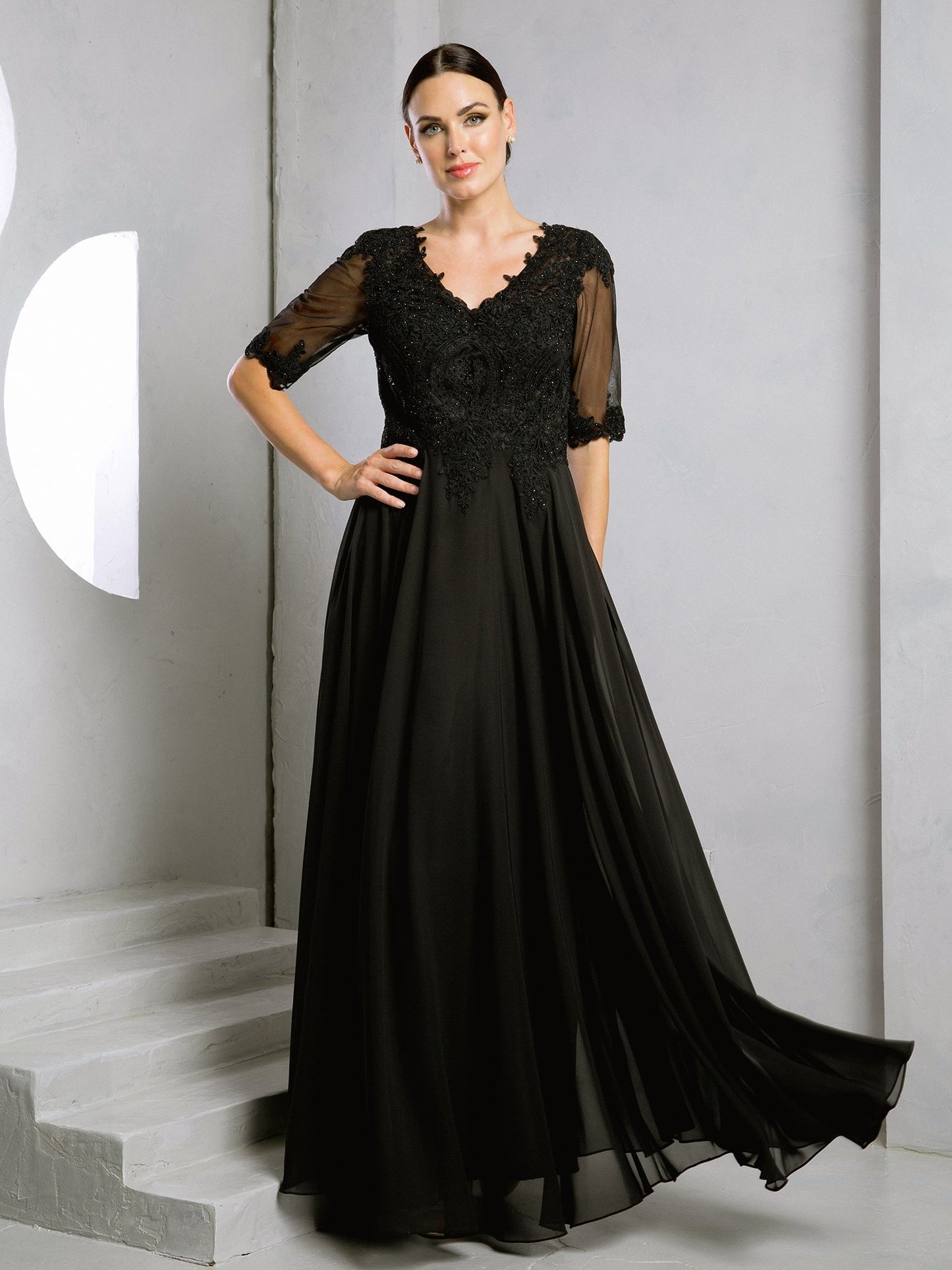 Robe Longue Formelle Pour Mère De La Mariée Avec Corsage En Dentelle Et Manches Semi Transparentes Décolleté En V Et Broderie Délicate