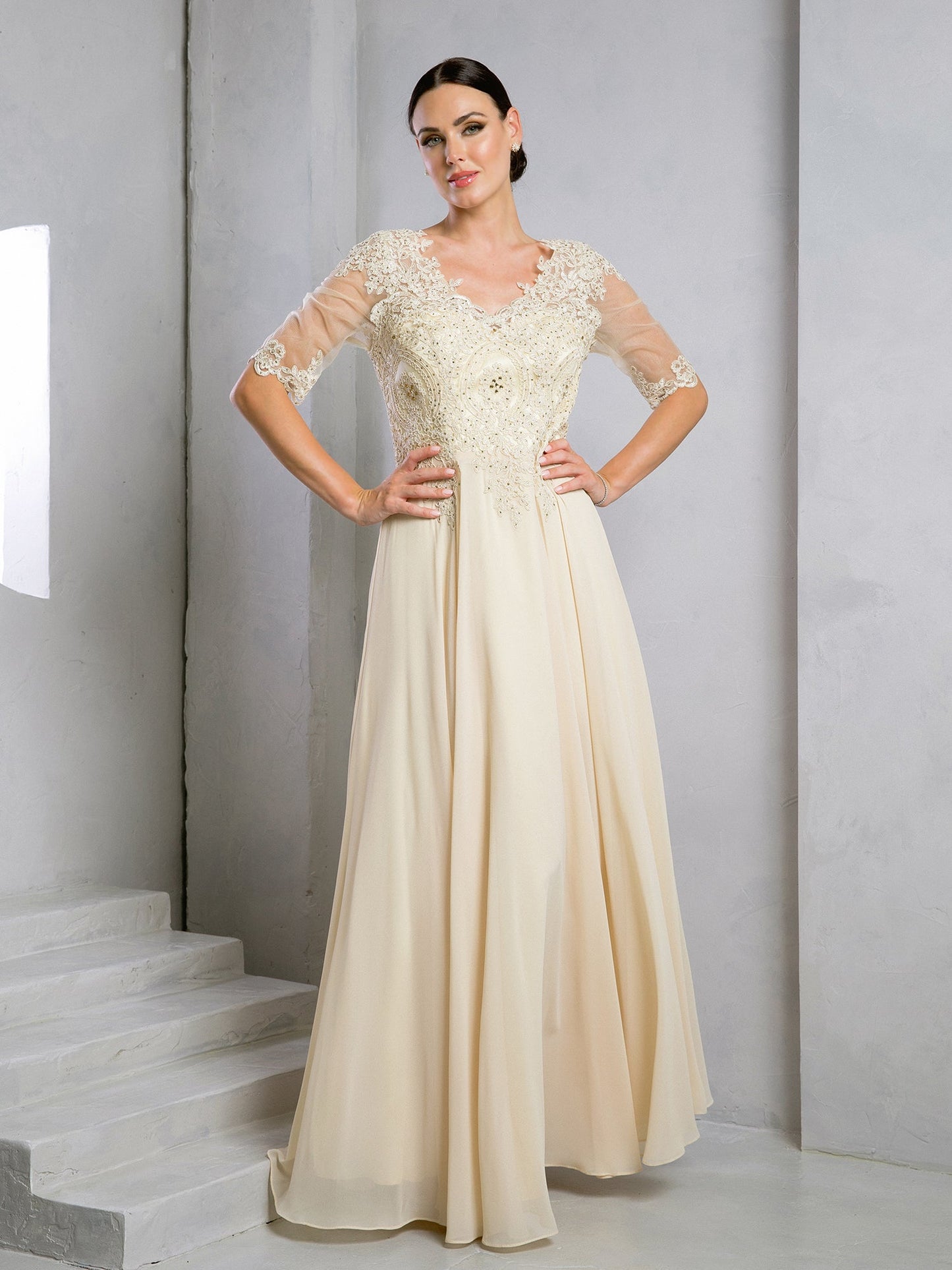 Robe Longue Formelle Pour Mère De La Mariée Avec Corsage En Dentelle Et Manches Semi Transparentes Décolleté En V Et Broderie Délicate