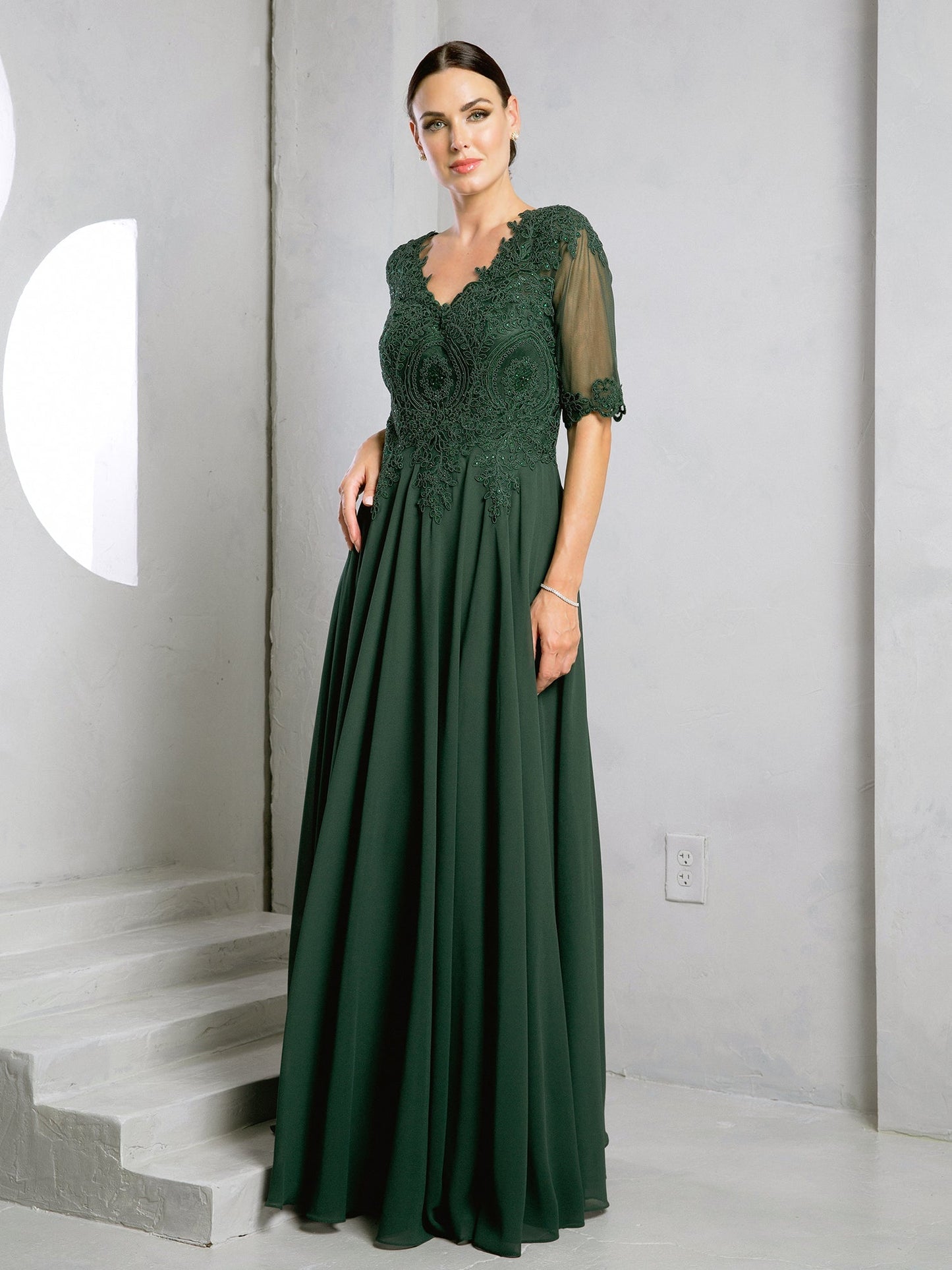 Robe Longue Formelle Pour Mère De La Mariée Avec Corsage En Dentelle Et Manches Semi Transparentes Décolleté En V Et Broderie Délicate