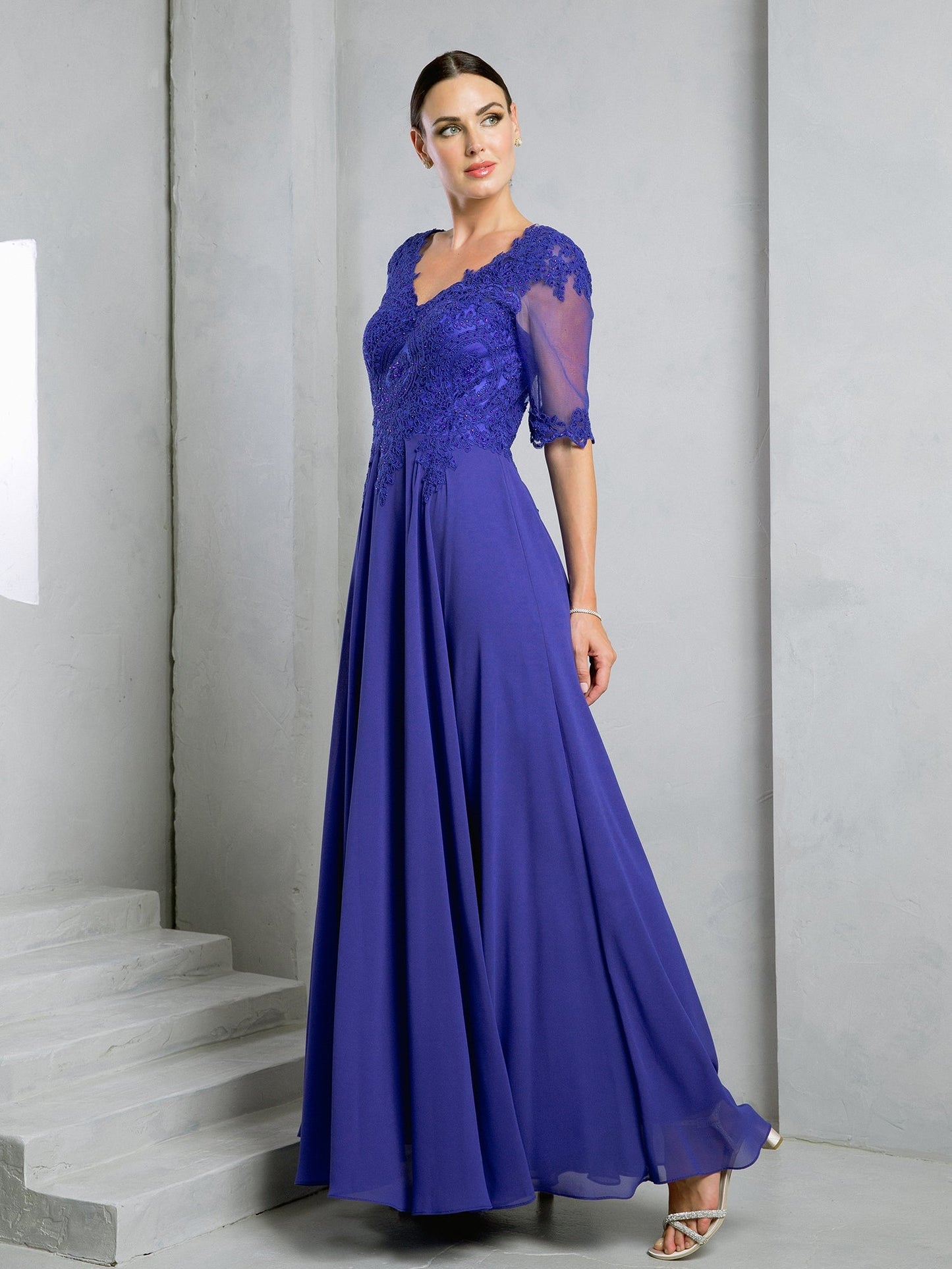 Robe Longue Formelle Pour Mère De La Mariée Avec Corsage En Dentelle Et Manches Semi Transparentes Décolleté En V Et Broderie Délicate