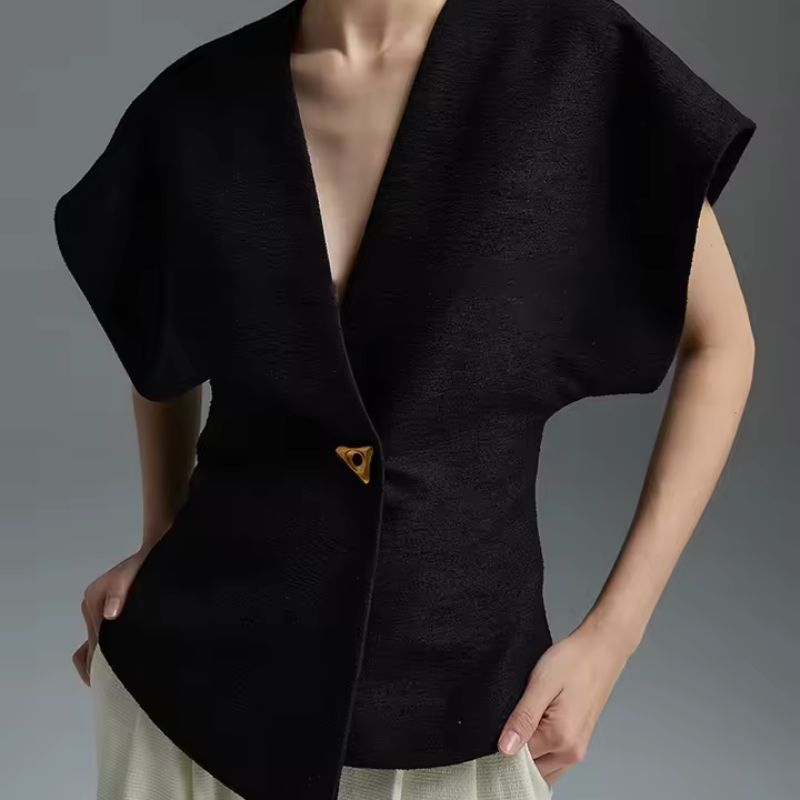 Cévalin Top Wrap Architecturale Sculpté Avec Agrafe Métal Dorée Cintrant La Taille Et Manches Plissées