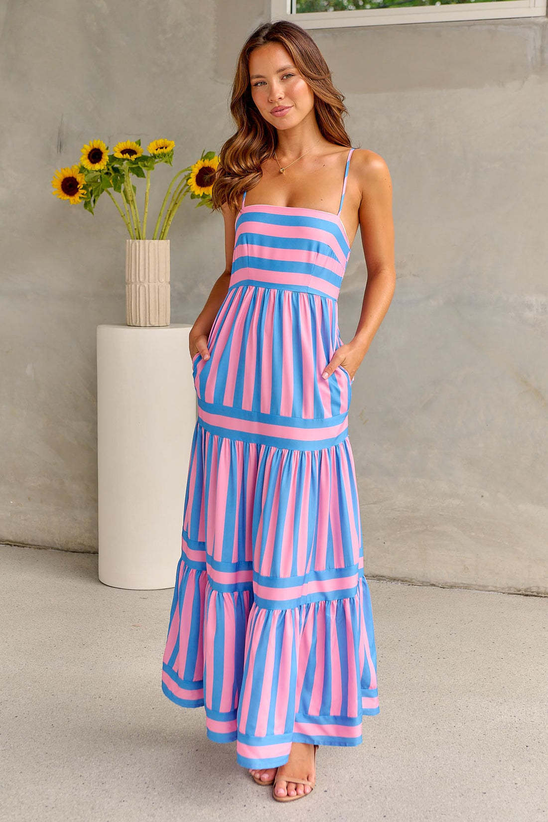 Modisches gestreiftes Maxikleid mit Taschen von Fudus: Quadratischer Ausschnitt, Rückenfrei, ideal für den Strandurlaub.