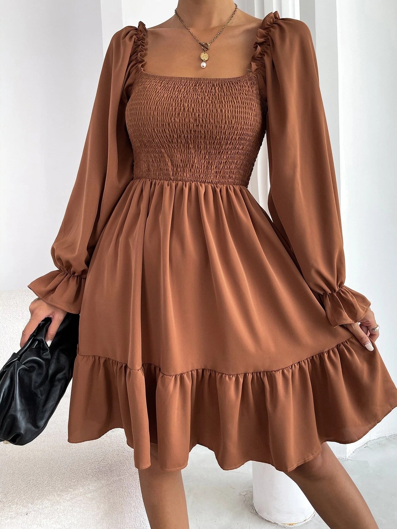 Fließendes Langarm-Kleid von Fudus mit quadratischem Ausschnitt und Rüschen