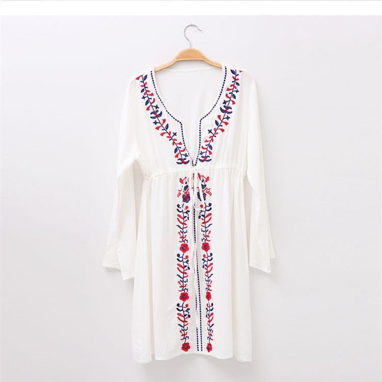 Boho-Strandkleid mit Stickerei und langen Ärmeln von Fudus
 - Krohn-e