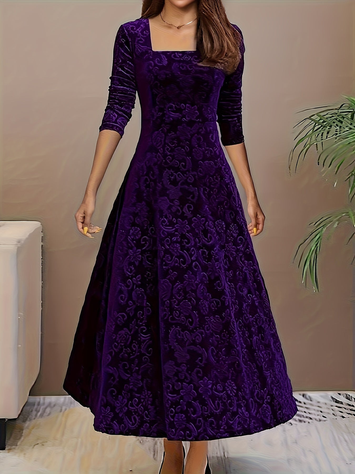 Amelia Robe de Soirée Velours À Encolure Carrée Avec Broderie Florale Élégante Moderne