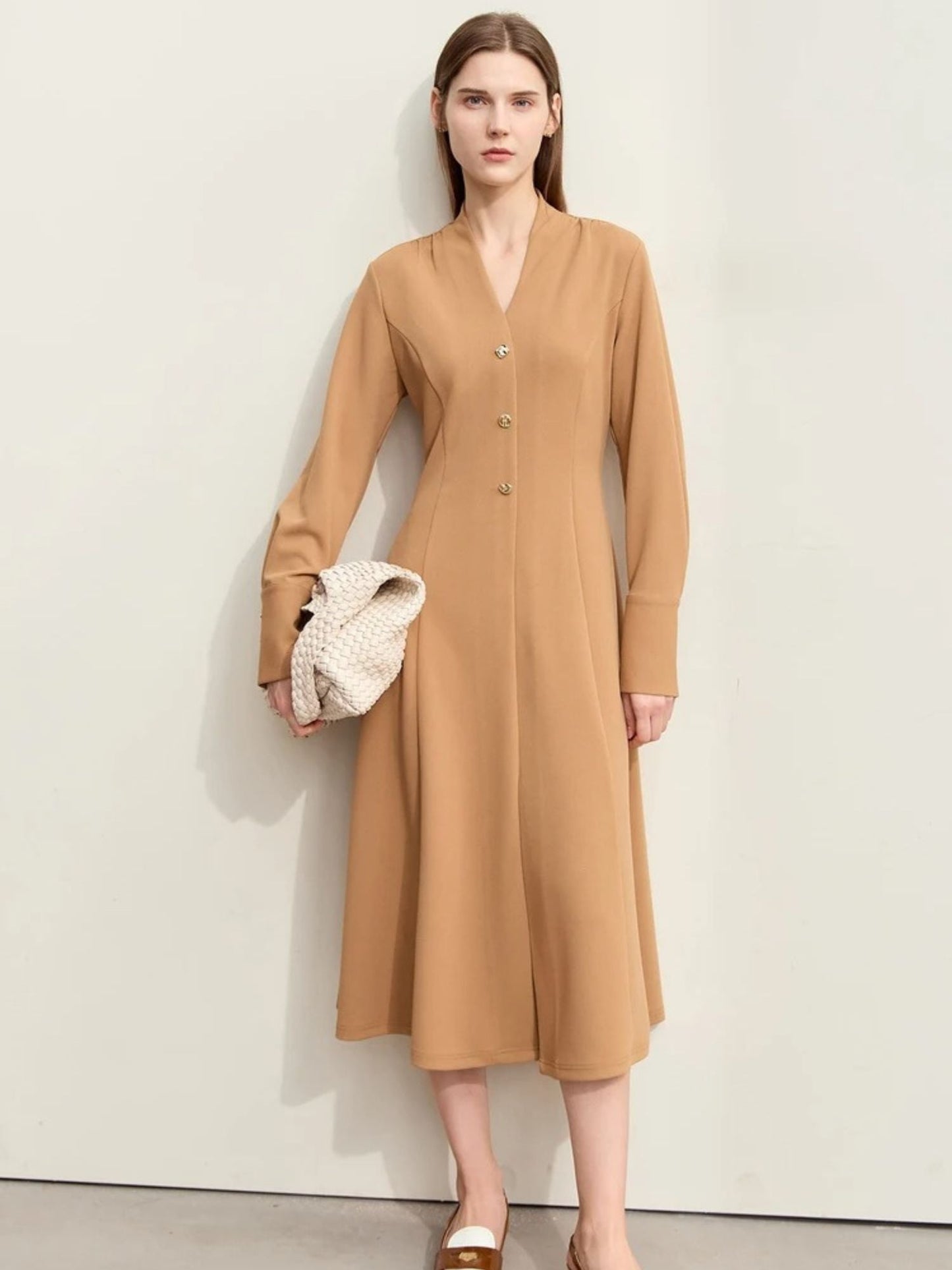 Knielanges Kleid mit V-Ausschnitt und Bündchenärmeln