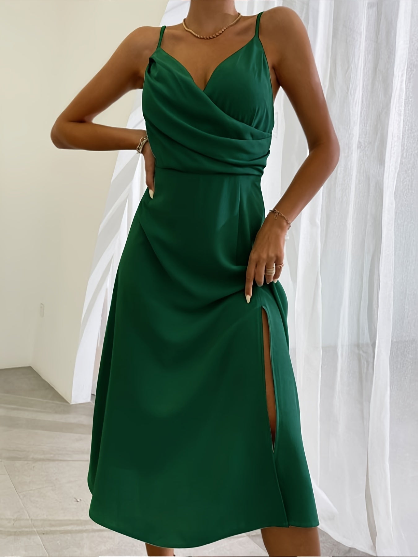 Gedrucktes Heidi-Kleid mit V-Ausschnitt und Schlitz