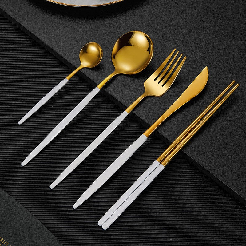 Set de Couverts Moderne en Acier Inoxydable Finis Noir Mat et Or Pour Réceptions Élégantes