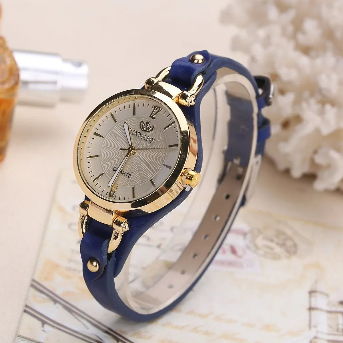 Sophie Montre Élégante en Cuir Végan et Acier Doré Mouvement Quartz Précis pour un Style Quotidien Raffiné