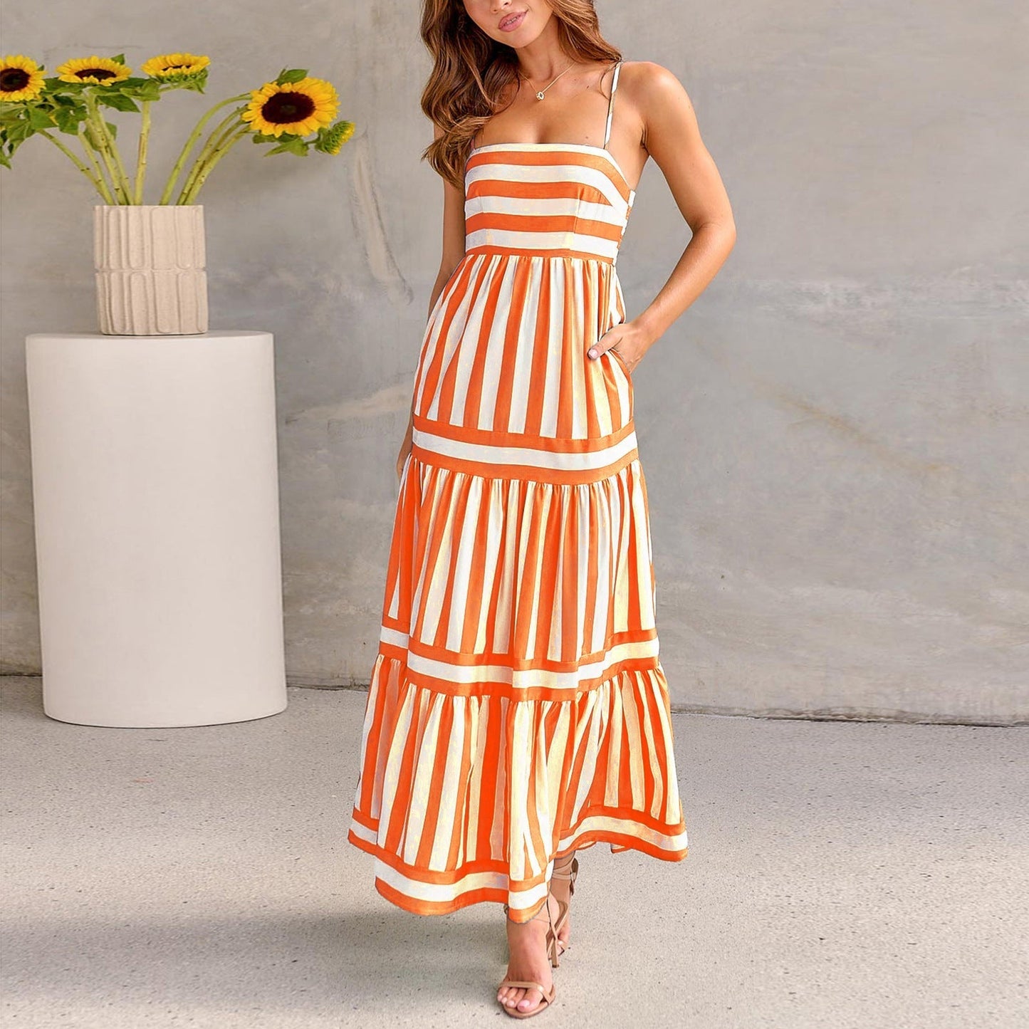 Modisches gestreiftes Maxikleid mit Taschen von Fudus: Quadratischer Ausschnitt, Rückenfrei, ideal für den Strandurlaub.