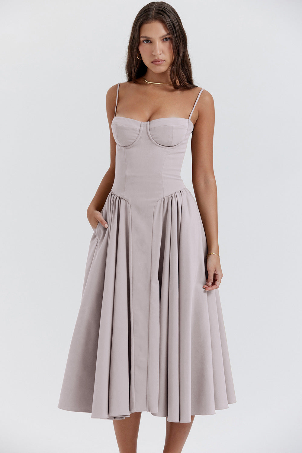 Robe Midi Plissée Natalie Amawinc Élégance Structurée Pour Printemps Et Été Avec Buste Structuré Et Silhouette Flatteuse
