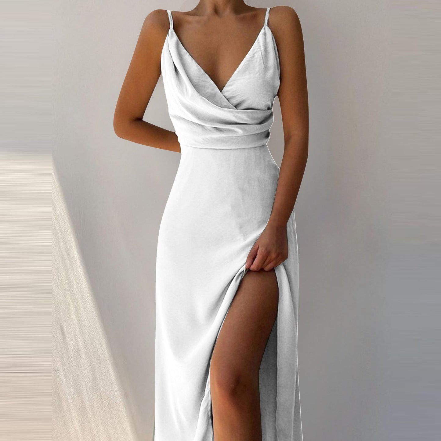 Gedrucktes Heidi-Kleid mit V-Ausschnitt und Schlitz