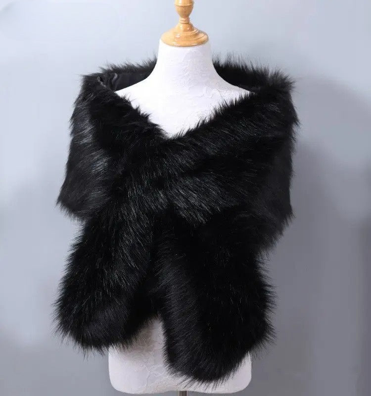 Châle Enveloppant Avec Bordure En Fourrure Pelucheuse Pour Une Élégante Couverture Des Épaules