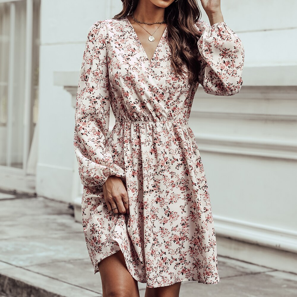 Kurzes Samtkleid mit Blumenmuster