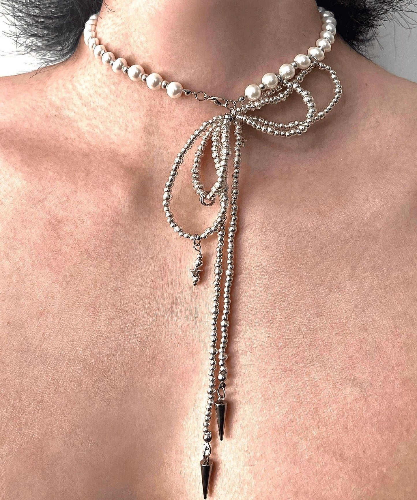 Collier avec pendentif en acier inoxydable et perles en forme de nœud papillon en soie artificielle - Amawinc
