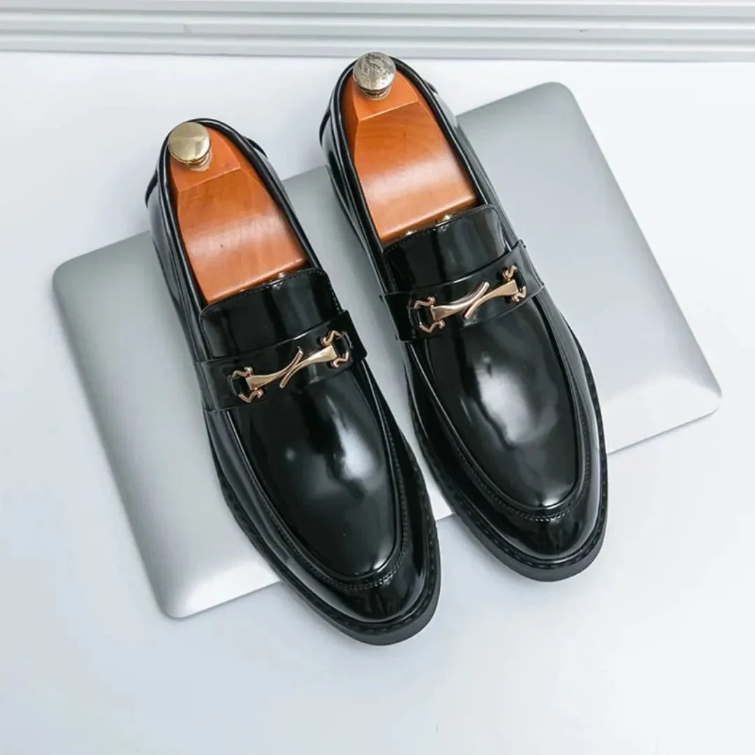 Mocassins Auden Prestige en Cuir Patent Noir Verni avec Détail Mors Doré Soutien de Voûte Plantaire Confort