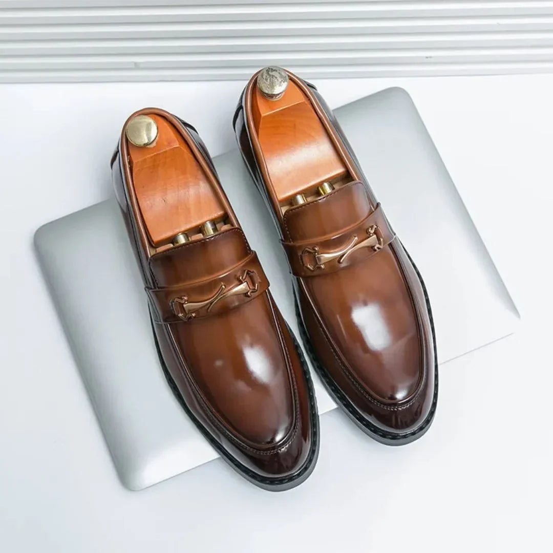 Mocassins Auden Prestige en Cuir Patent Noir Verni avec Détail Mors Doré Soutien de Voûte Plantaire Confort
