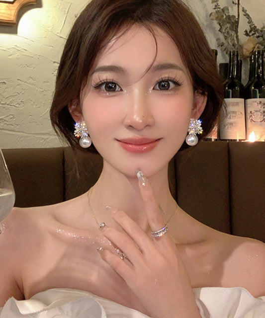 Magnifiques boucles d'oreilles à tige en forme de flocon de neige en cuivre beige surdoré et perle de zircone - Amawinc