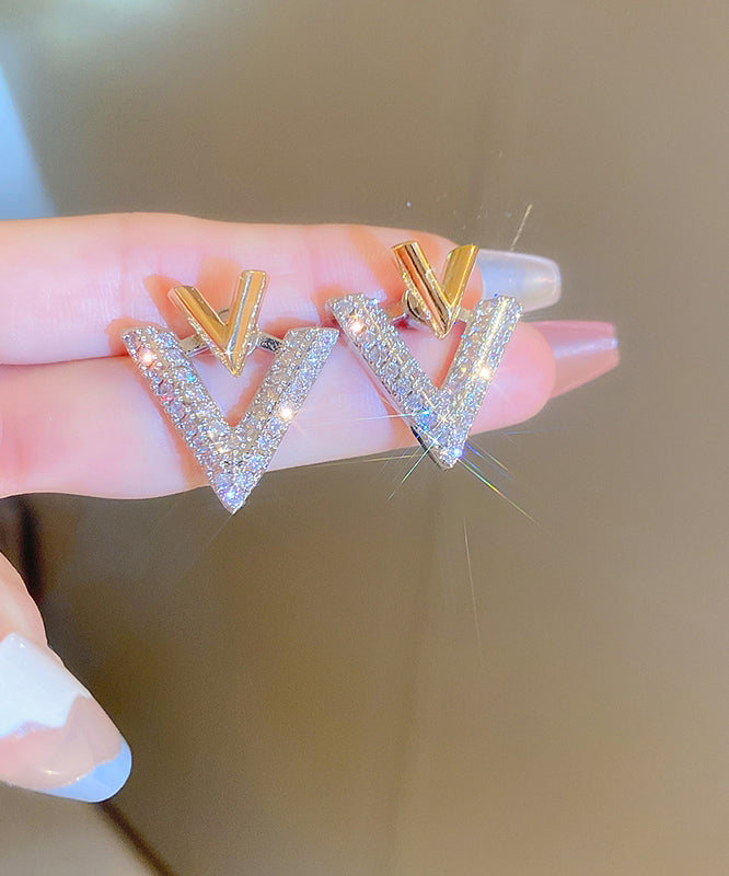 Magnifiques boucles d'oreilles à tige en forme de V avec zircons blancs et graphiques - Amawinc