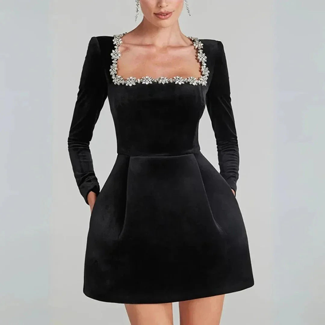 Robe Courte Velours Col Carré Blakely Waylynn Pour Soirée Élégante Et Raffinée Luxueuse