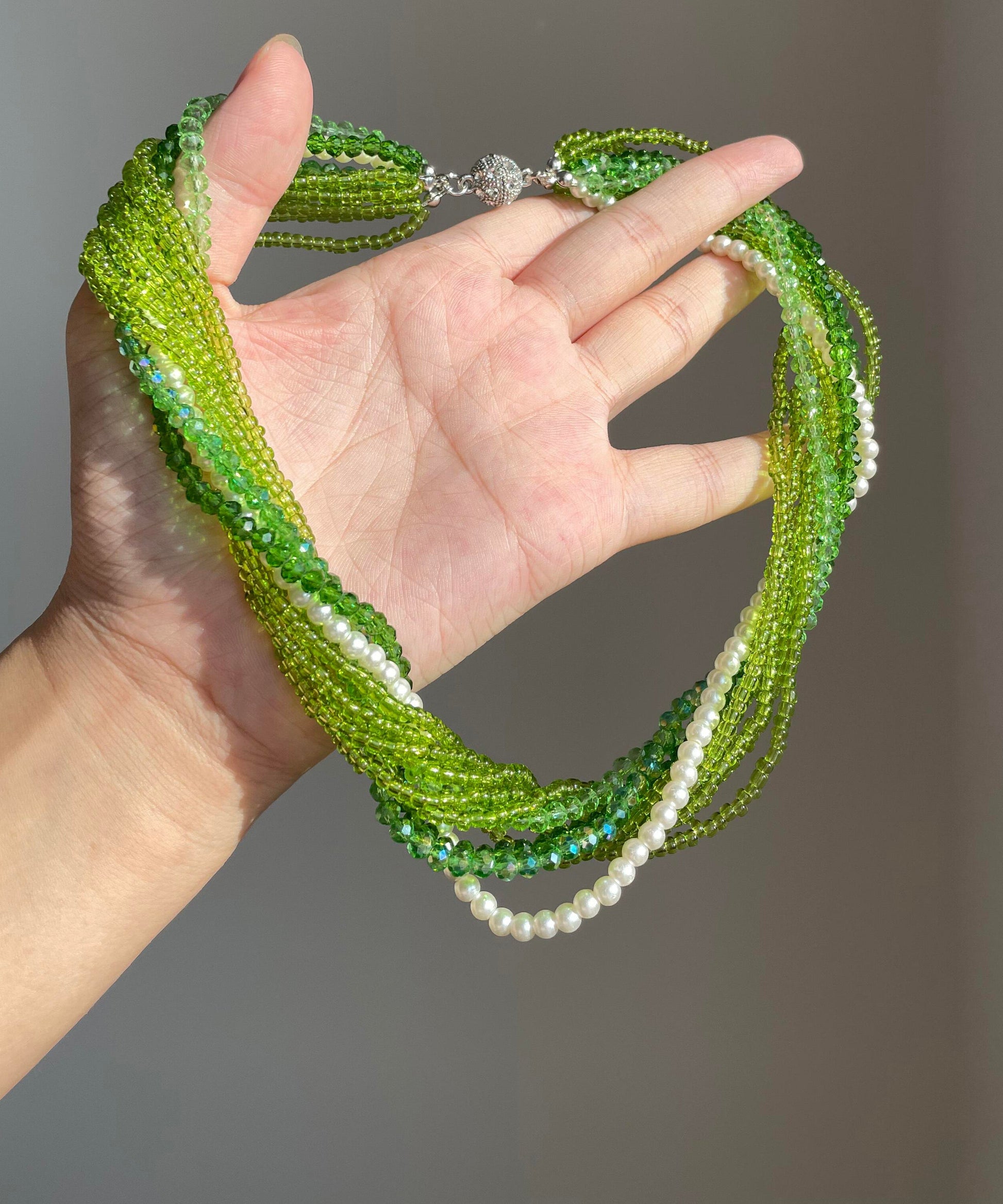 Collier de perles superposées en résine de cristal vert de Bohême - Amawinc