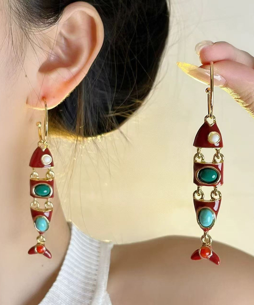 Boucles d'oreilles pendantes bohèmes en alliage de cuivre émaillé, forme de poisson, colorblock. - Amawinc