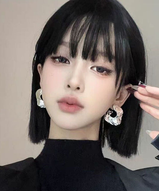Boucles d'oreilles créoles asymétriques froissées en métal et soie Boutique - Amawinc