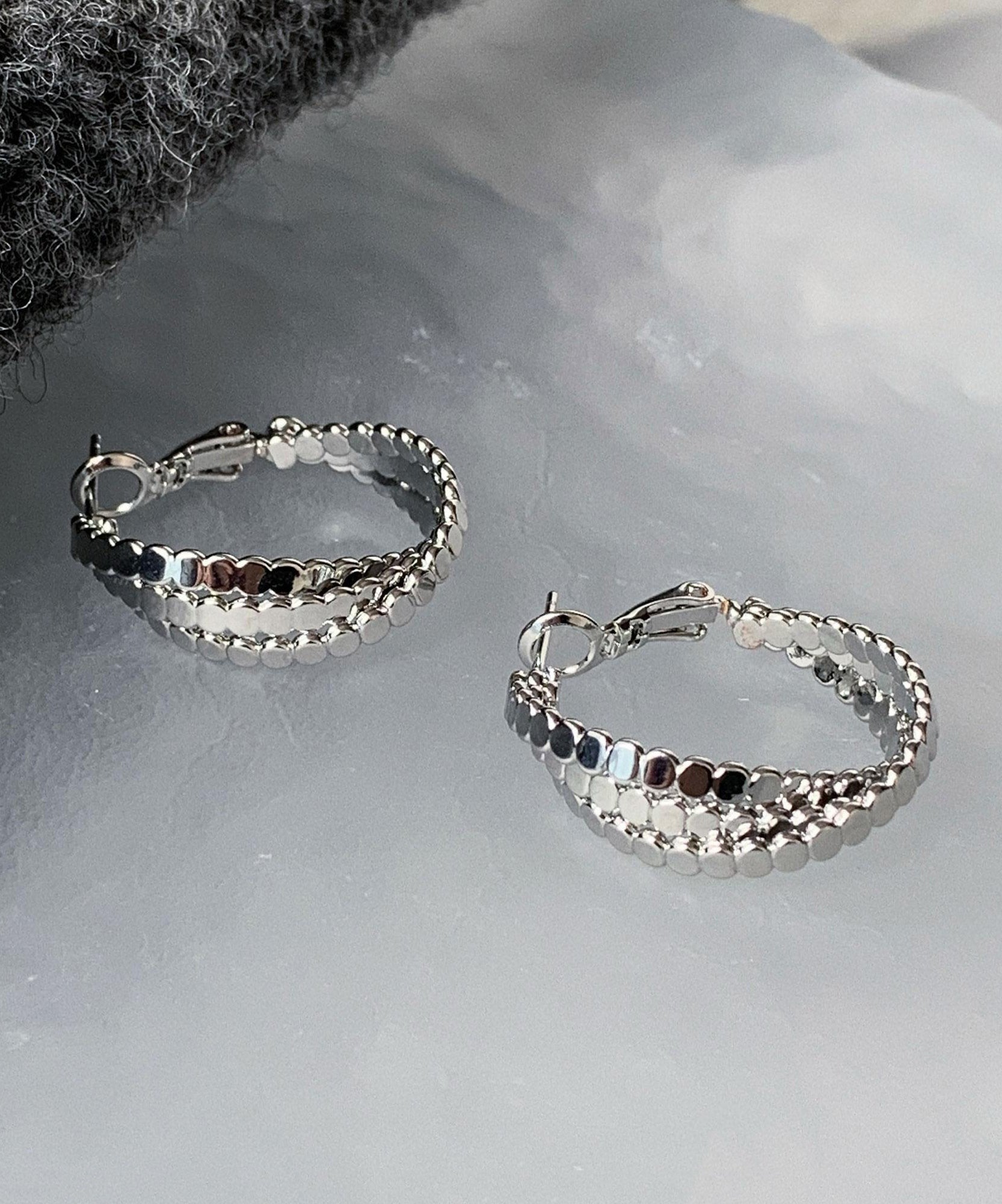 Boucles d'oreilles créoles torsadées en soie et argent sterling, style boutique. - Amawinc