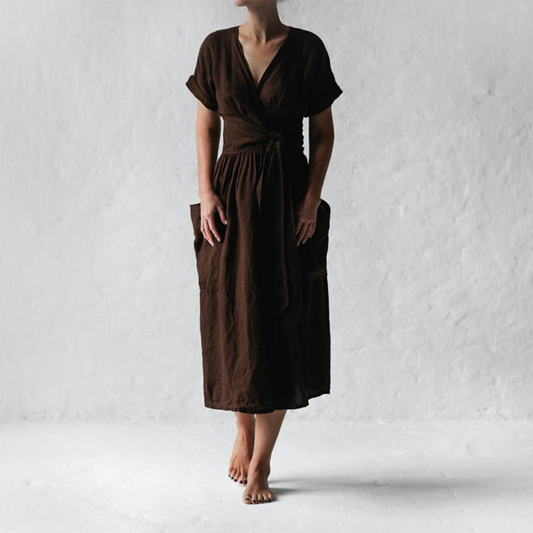 Fudus rotes Midikleid mit V-Ausschnitt