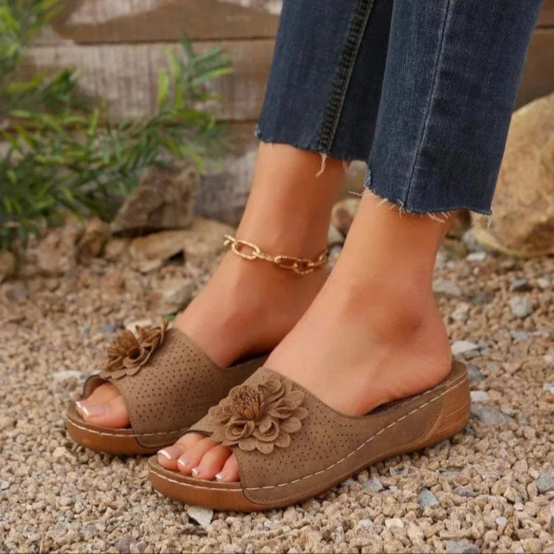 Sandales Wedge Ouvertes Carla Avec Appliqué Floral Pour Été Confort Rembourré Et Polyvalentes