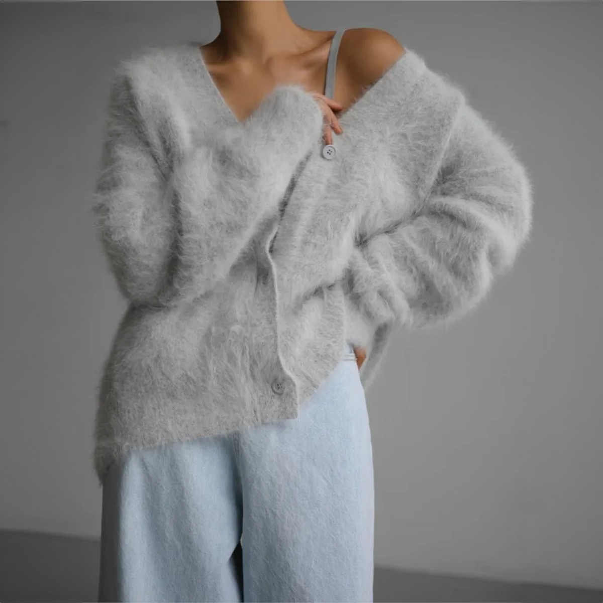 Cardigan Femme En Tricot Pelucheux À Coupe Décontractée Hailey Court Pour Un Look Confortable Et Élégant