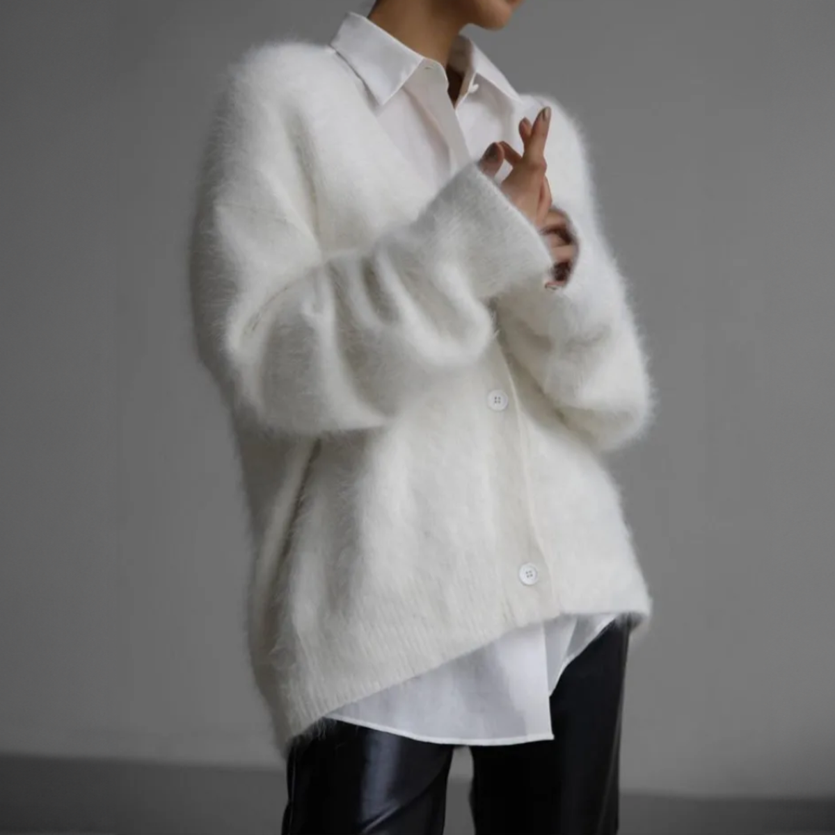Cardigan Femme En Tricot Pelucheux À Coupe Décontractée Hailey Court Pour Un Look Confortable Et Élégant