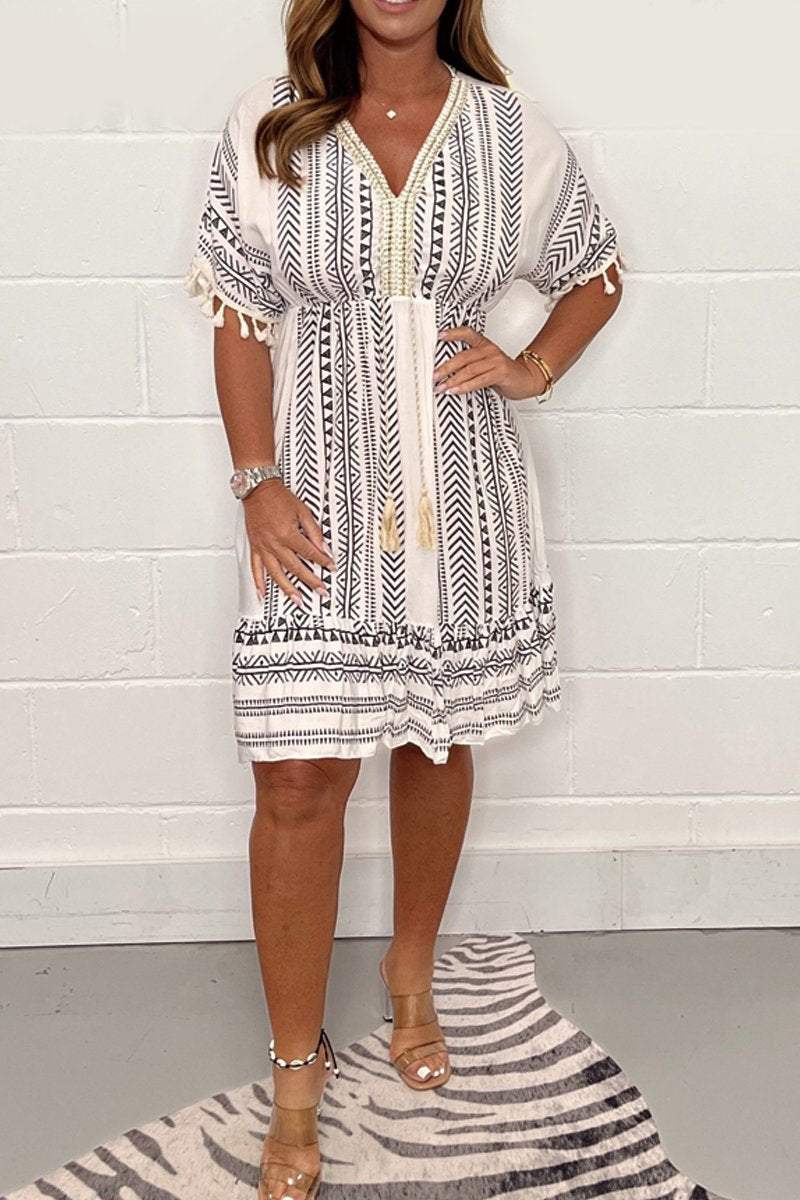 Robe Bohème D'Été Ariana Avec Broderie Artisanale et Crochet Taille Empire Lien Pompons