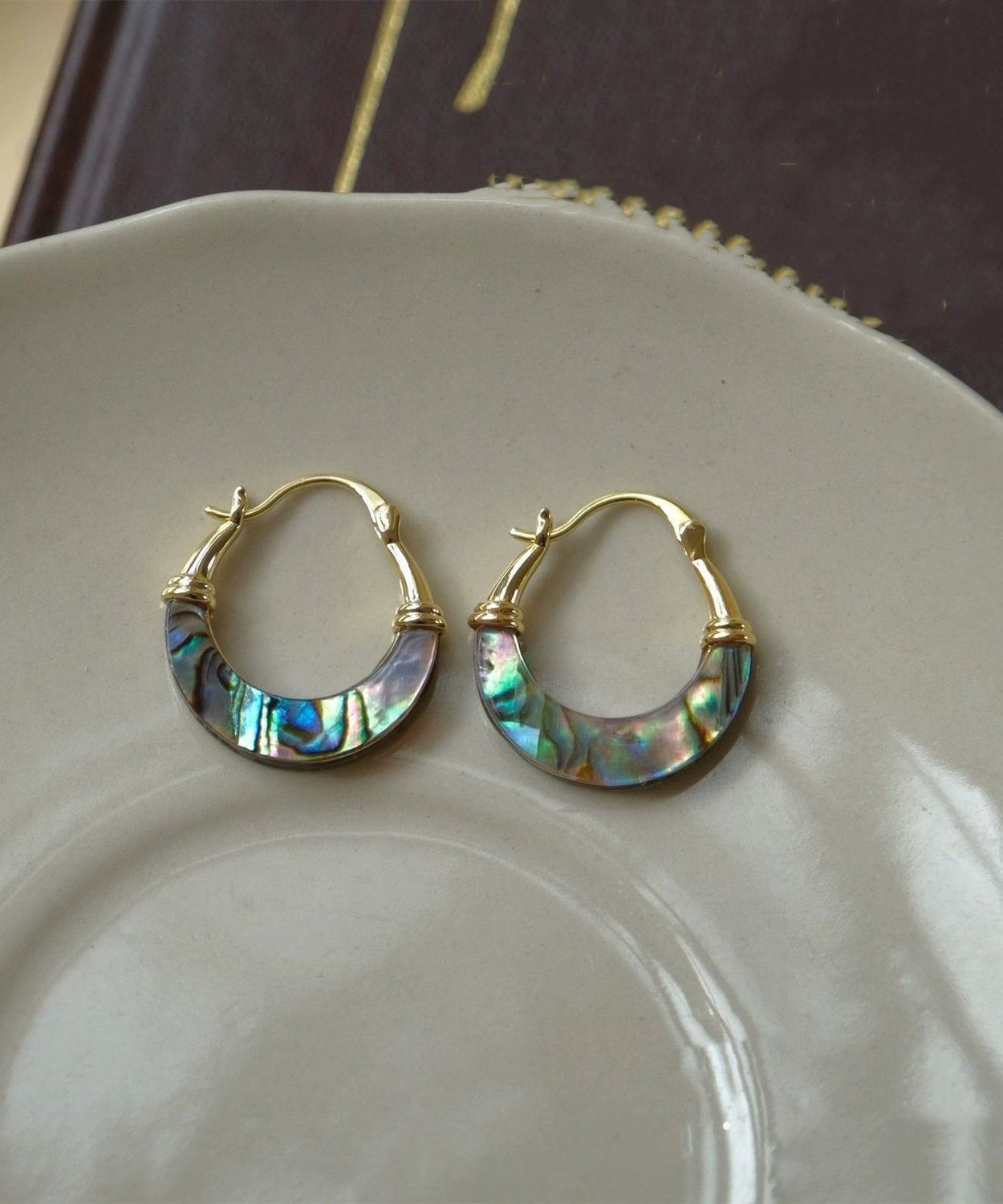 Boucles d'oreilles créoles chics en coquillage doré et cuivre surdoré - Amawinc