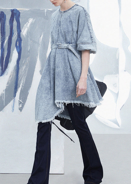 Robe en jean patchwork asymétrique bleu clair chic à pompons pour l'été - Amawinc