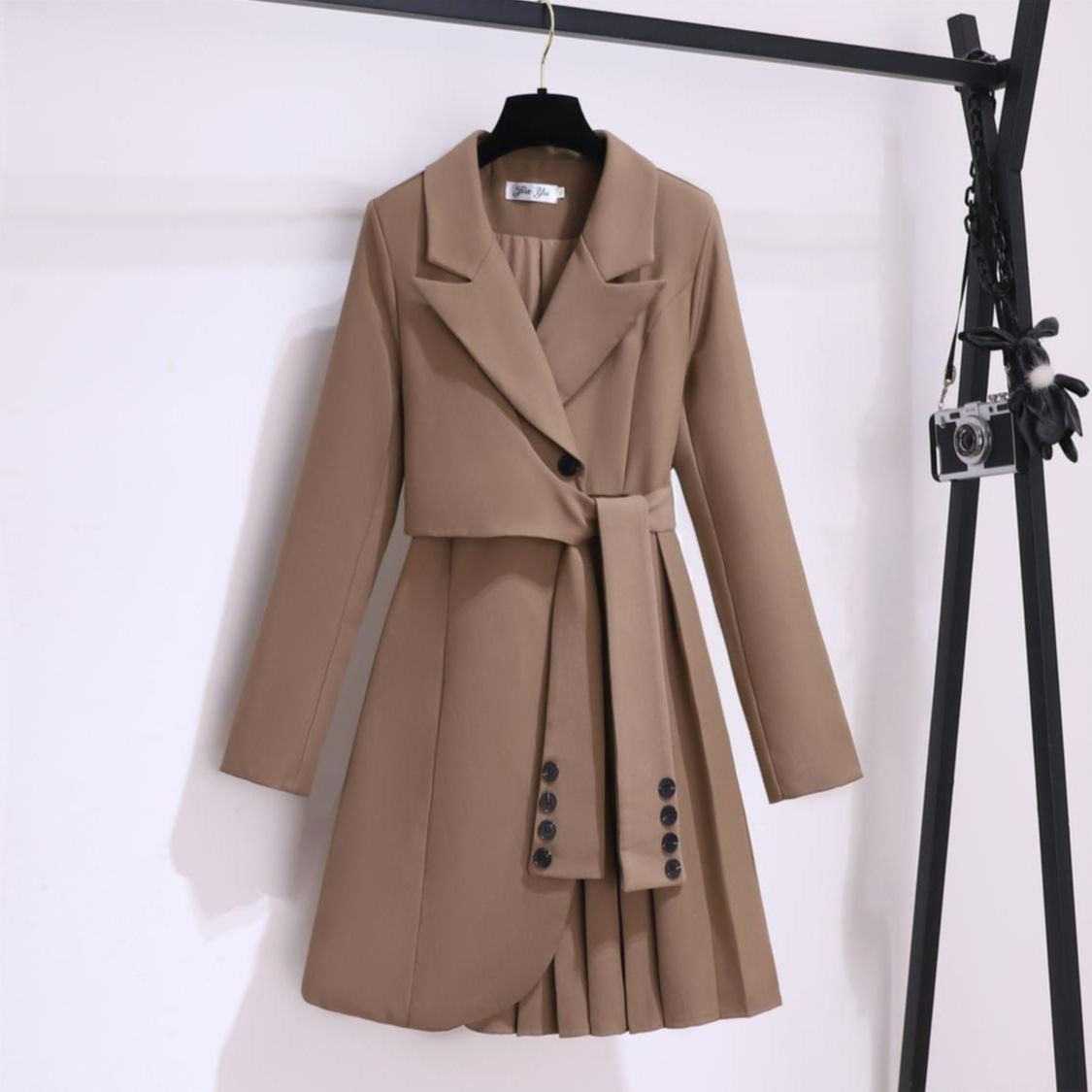 Elegantes schwarzes Blazerkleid von ChicBlaze