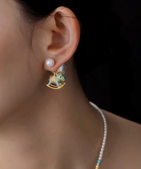 Boucles d'oreilles puces en forme de petit cheval à bascule, style chinois, cuivre bleu doré, zircon, perle et glaçure coulante - Amawinc