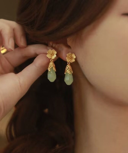 Boucles d'oreilles pendantes en alliage d'or et de cuivre, style chinois, avec motif floral et goutte d'eau en jade. - Amawinc