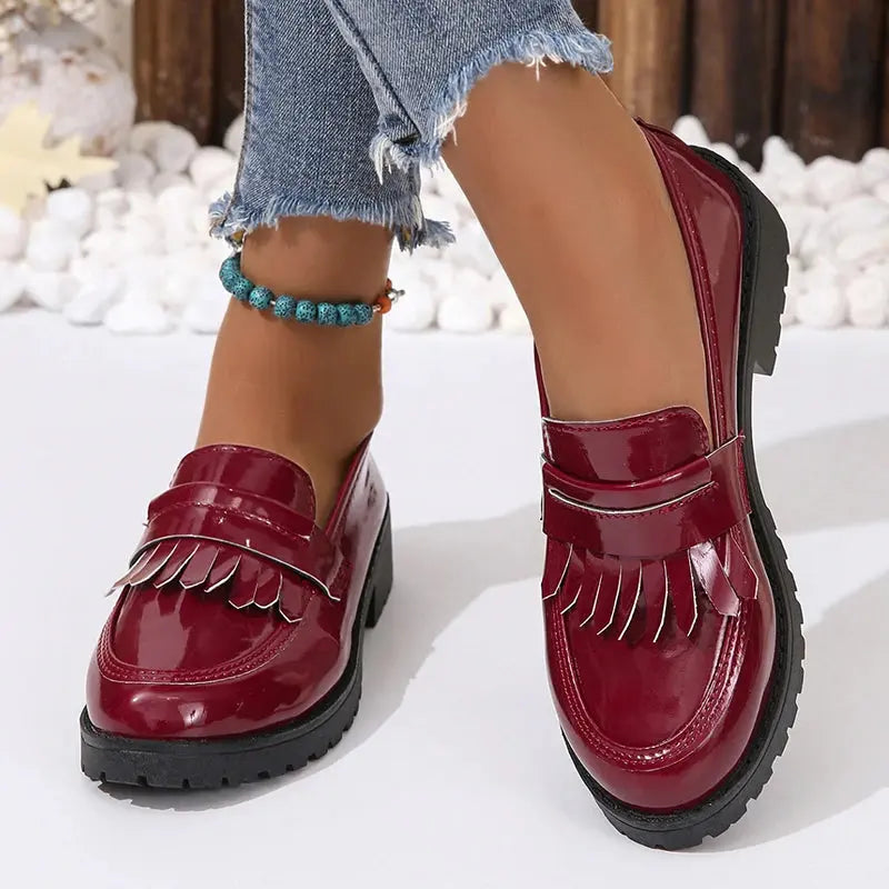 Mocassins Noirs À Semelles Épaisses Vernis Pour Femmes Avec Détail Franges Tressées