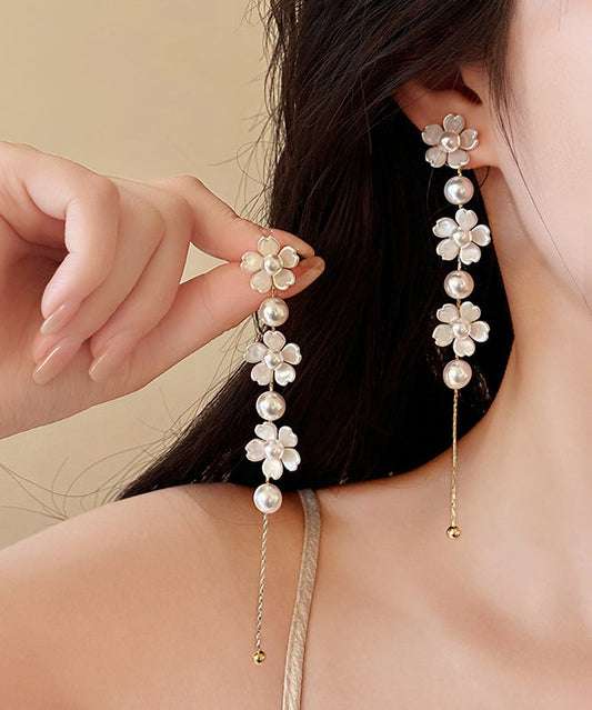 Boucles d'oreilles pendantes élégantes en cuivre blanc avec perles florales et pampilles - Amawinc