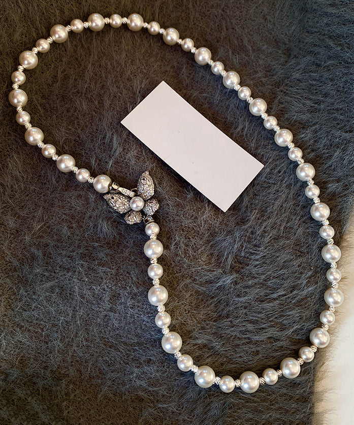 Collier élégant en cuivre blanc surdoré avec perles de zircone et papillon gradué - Amawinc